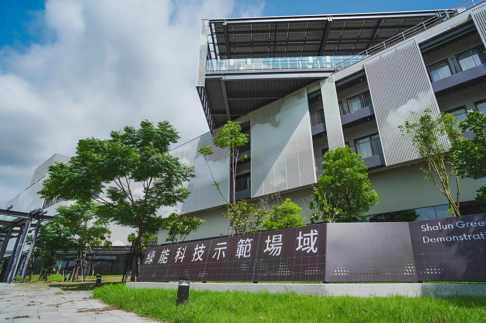 02.「沙崙綠能科技示範場域」是臺灣首座綠能示範基地，透過互動式地景裝置，讓民眾在體驗中學習綠能減碳知識，藉此推廣永續生活。.jpg