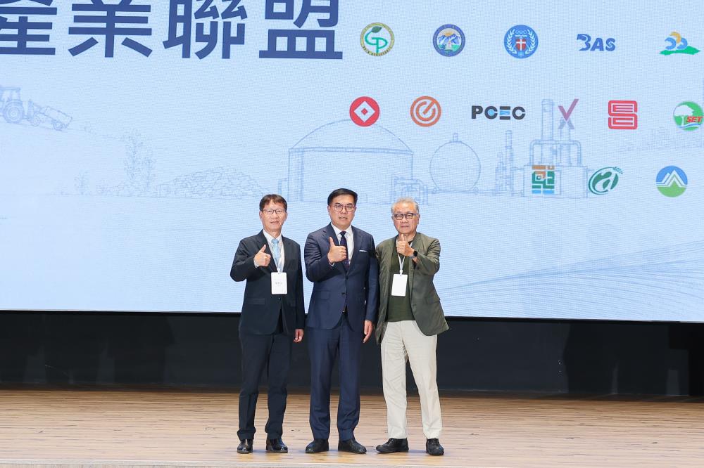 聯盟召集人葉惠青董事長、環境部長彭啓明、聯盟召集人黃育徵董事長 (由左至右) 