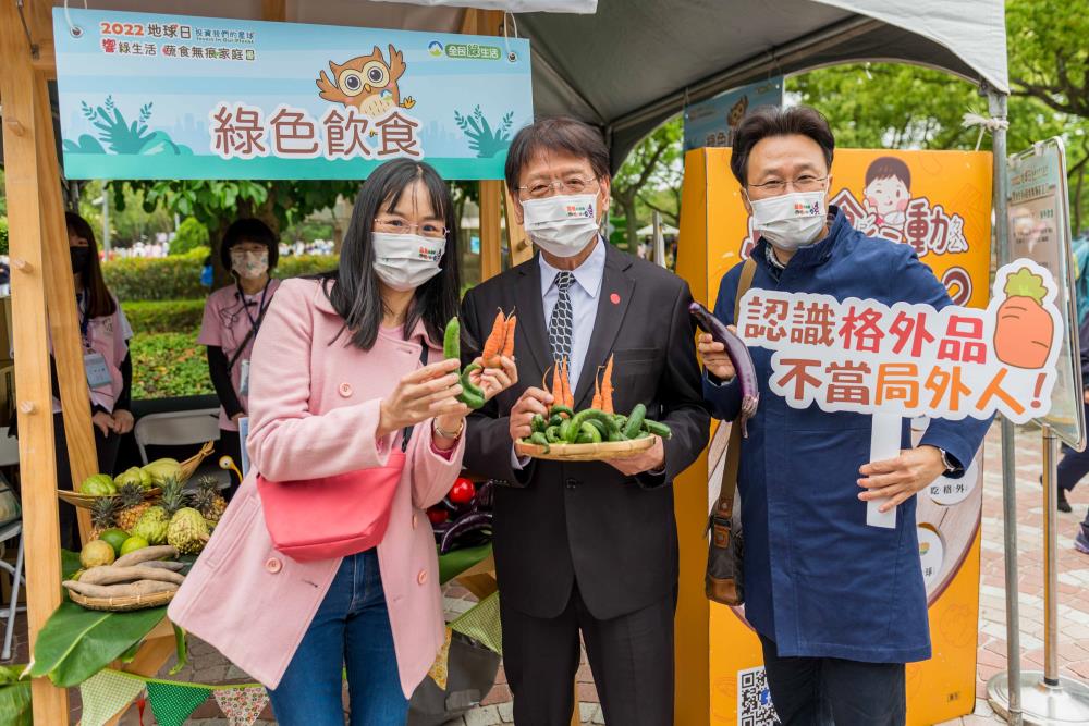 劉宗勇處長、徐淑芷副處長推廣綠色飲食行動.jpeg