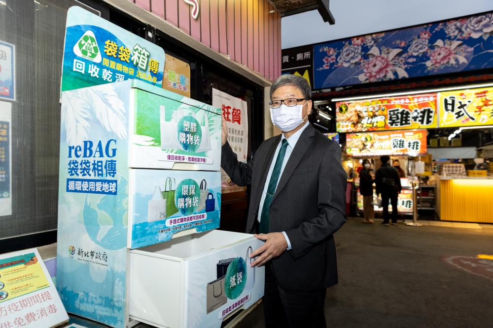 1100205新聞相片_沈志修副署長參觀夜市提供民眾的回收購物袋再利用.jpg