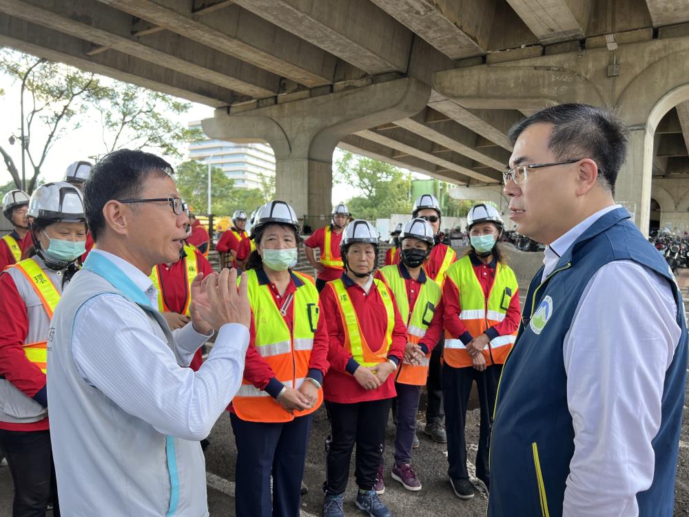 彭部長與江局長現場討論清潔隊員照護議題