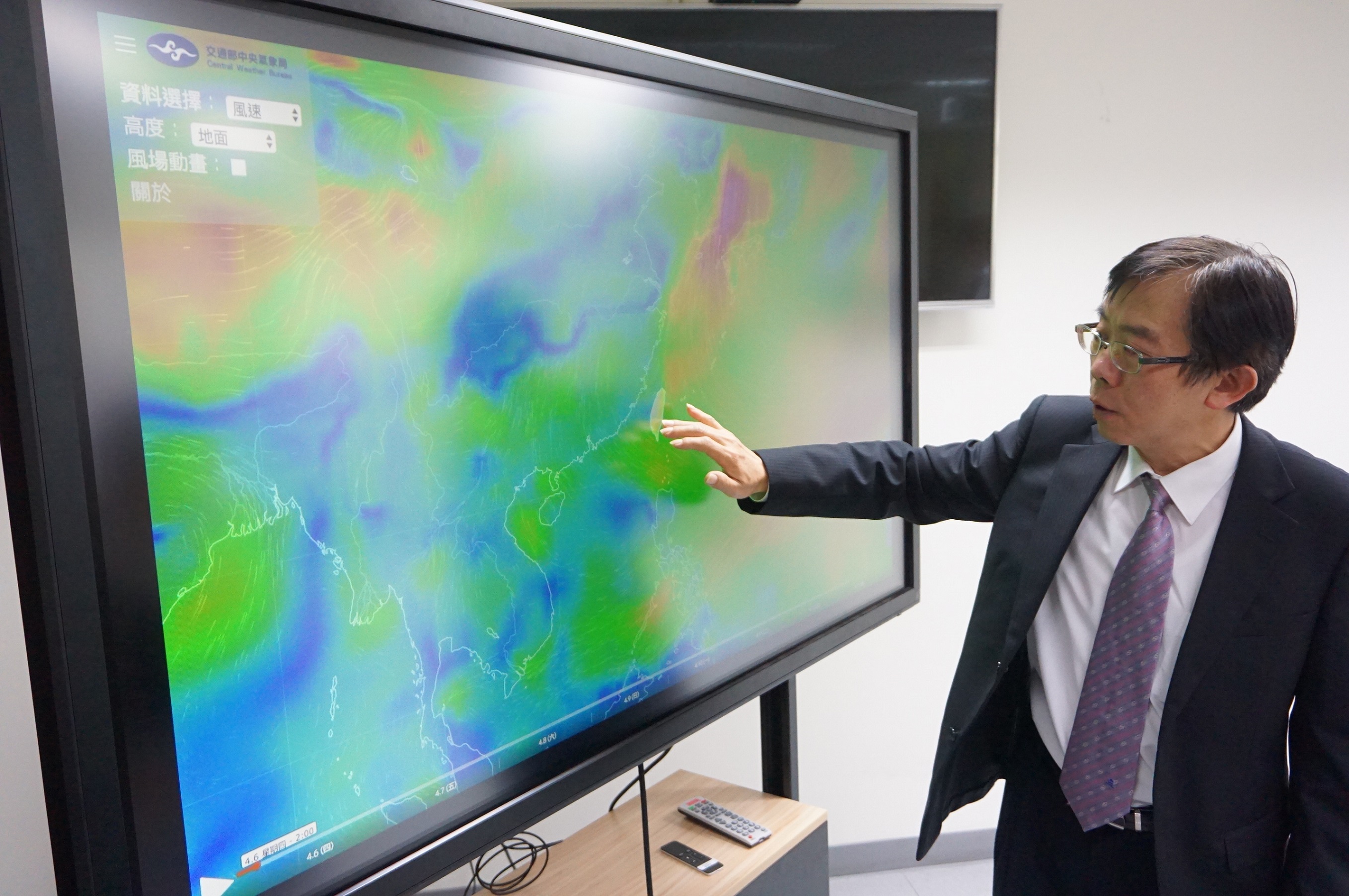 1060406新聞相片-張順欽處長說明空氣品質監測情形.jpg