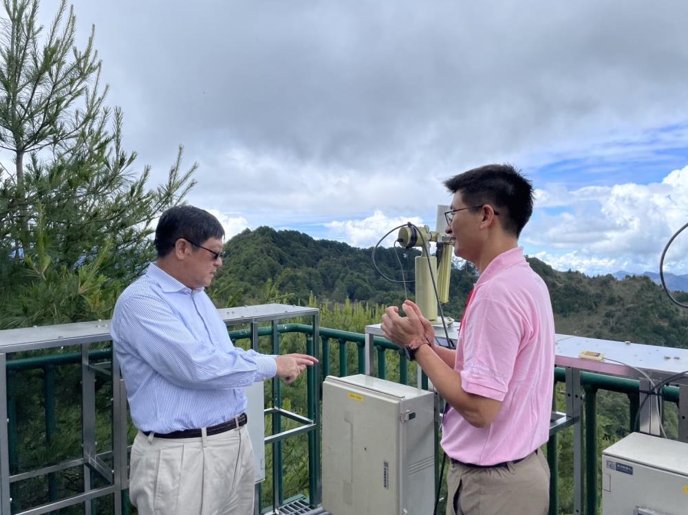 張子敬署長(左)聽取中央大學王聖翔教授(右)說明臺灣與美國NASA監測儀器之國際合作.jpg