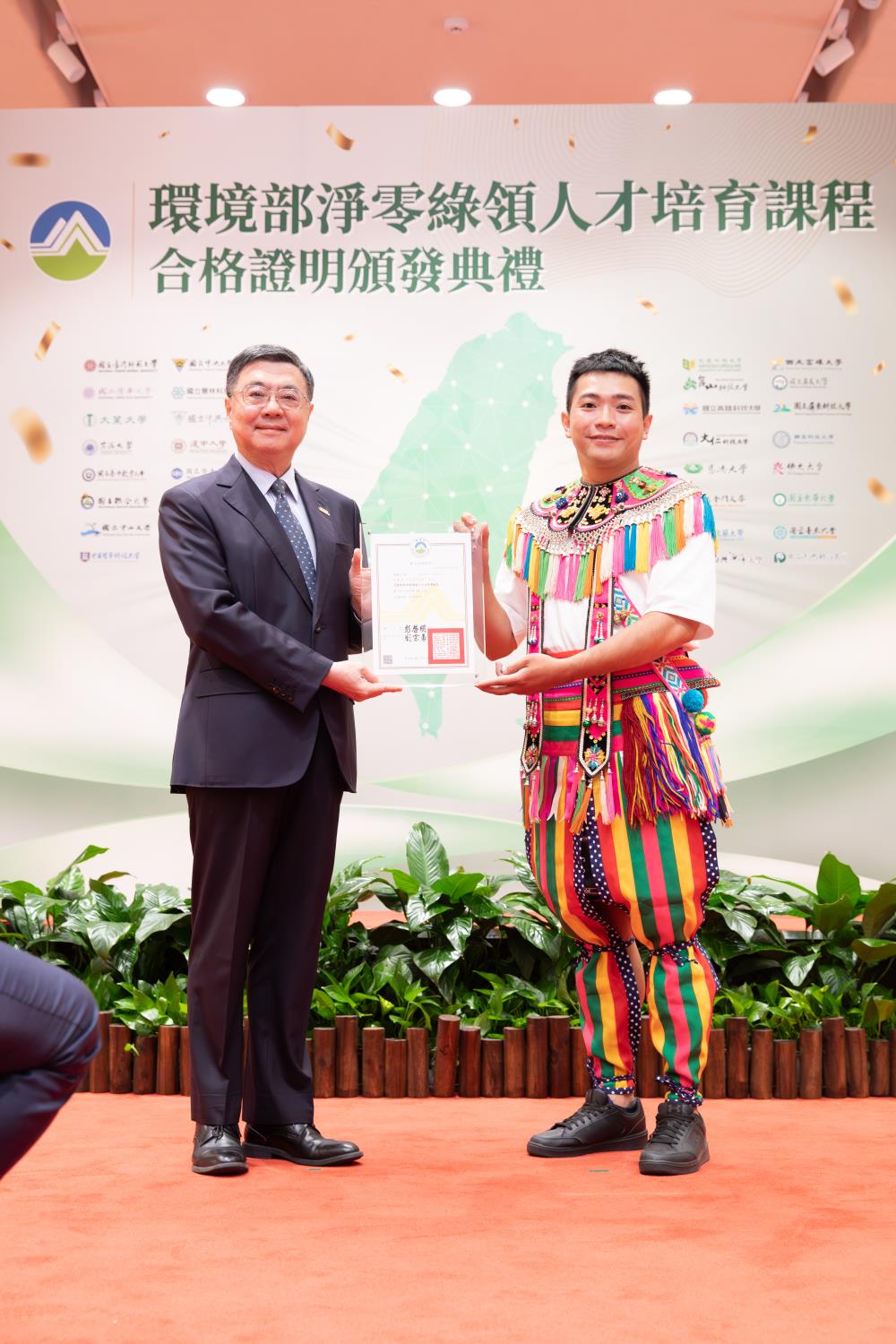 05.行政院卓榮泰院長與原住民族學員合影.jpg