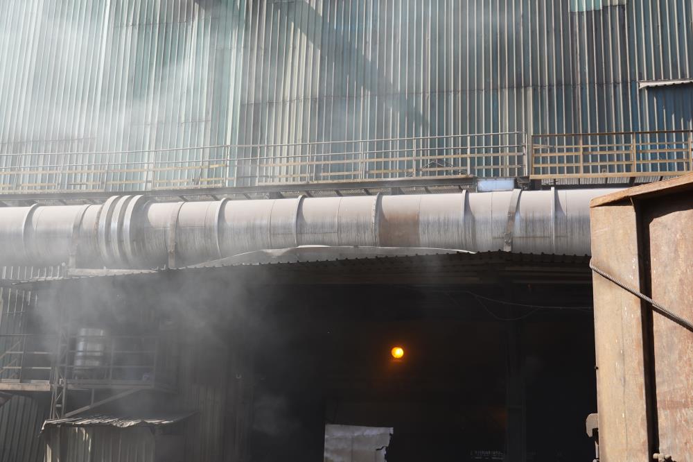 鋼鐵廠熔煉過程造成粒狀污染物逸散到廠外污染空氣.JPG