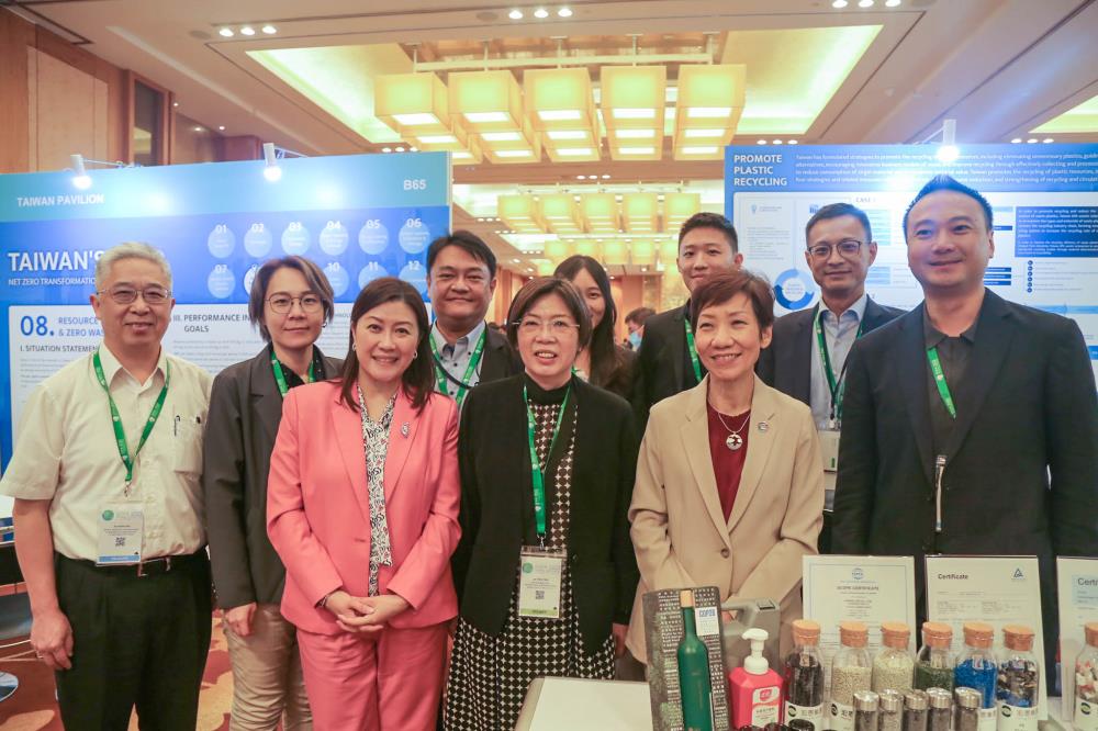 新加坡永續發展及環境部部長Grace Fu(前排右二)至ISWA會場參觀臺灣展區並與團員合影.jpg