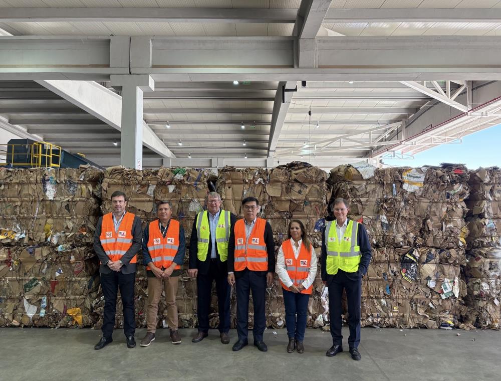 環境部彭啓明部長與巴拉圭環境及永續發展部參訪Yaguarete Riciclaje紙類回收再生工廠.jpg