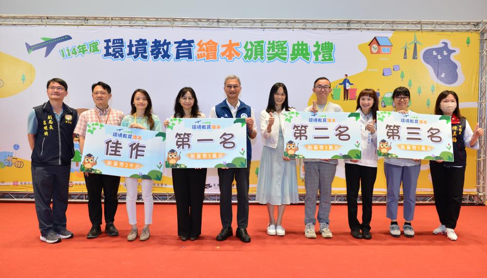 葉俊宏次長與社會組得獎者合影