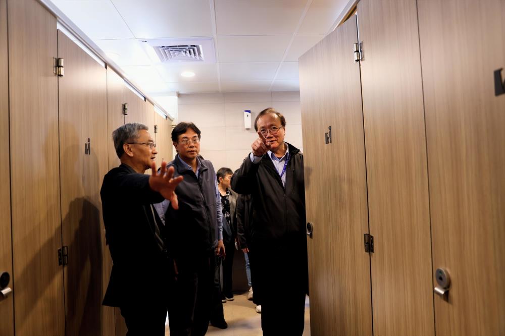1150320新聞相片_環境部葉俊宏次長_左_引導台中市府團隊參觀環境部相關場域與永續推動措施.JPG