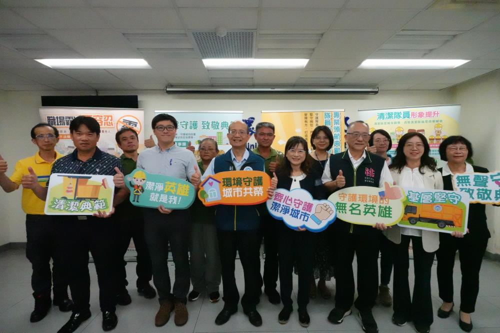 環管署與模範清潔隊員、隊長、職安績優機關大合照.JPG