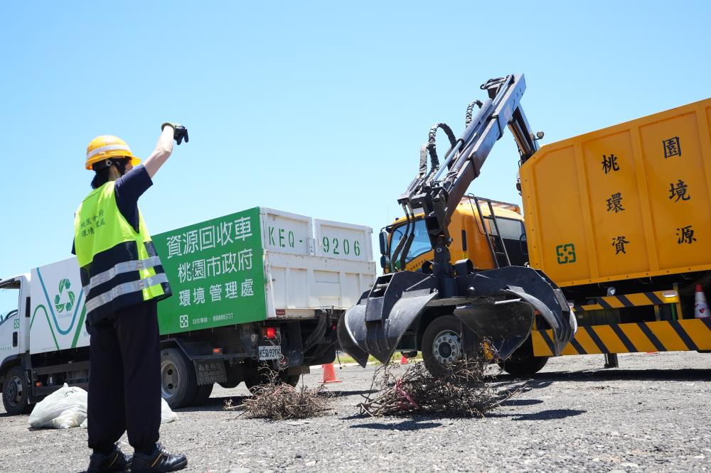 抓斗車清除廢樹枝.JPG