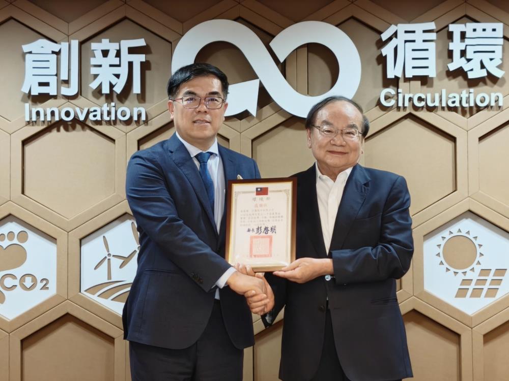 環境部長彭啓明（左）今（5）日頒贈感謝狀，肯定企業以具體行動支持減塑政策。右正隆公司張清標總經理.jpg