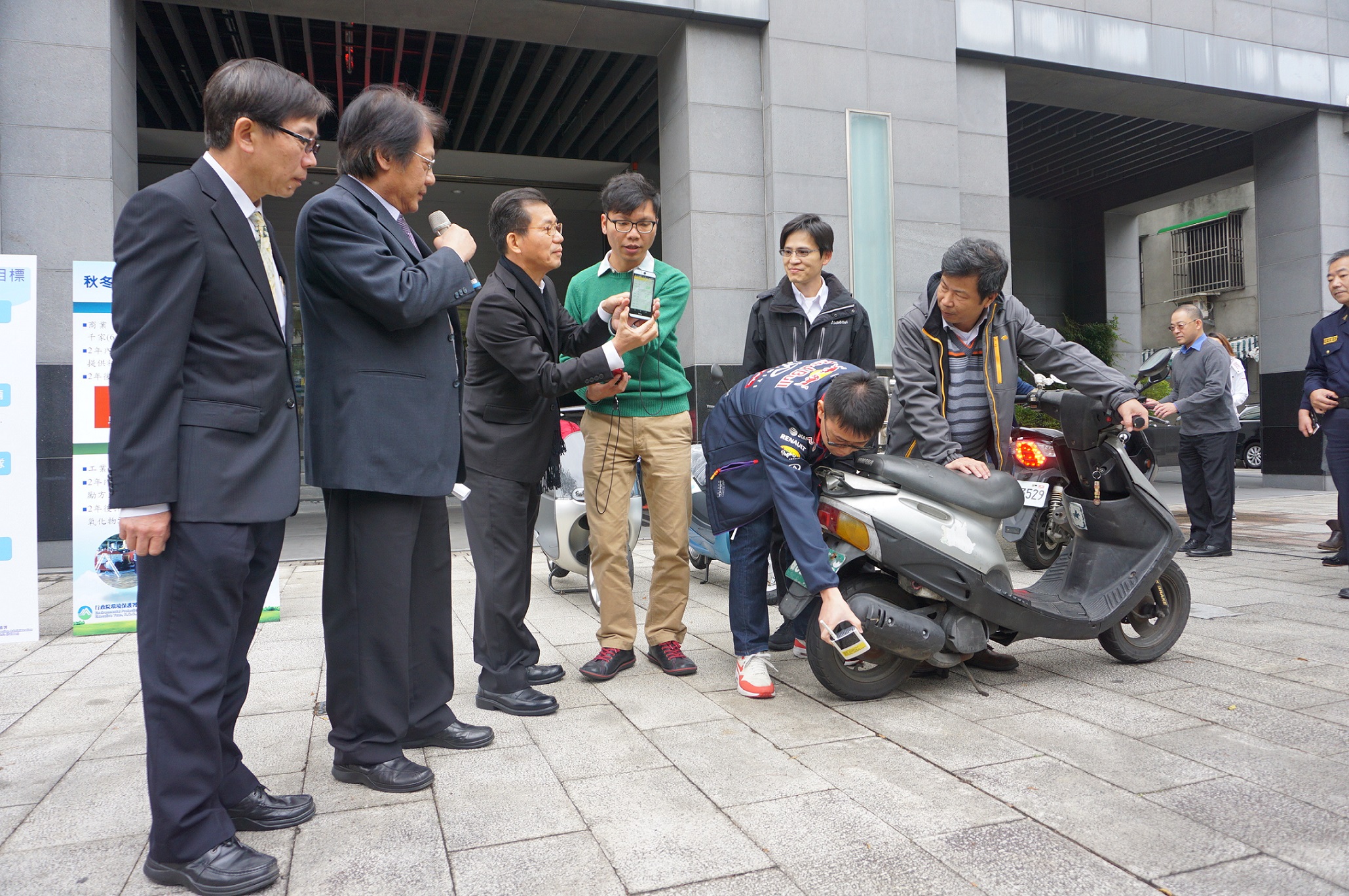 1051229新聞相片--李應元署長聽取二行程機車排氣檢測的數據.jpg