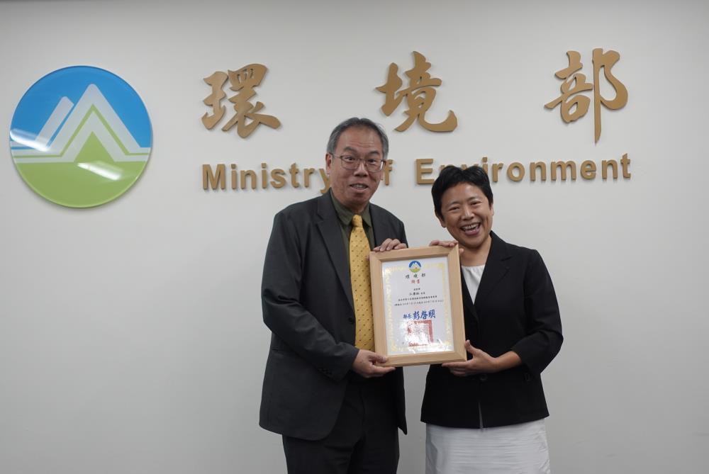 2.環境部施文真次長頒發第8屆環境教育認證審查會聘書予江康鈺委員.JPG