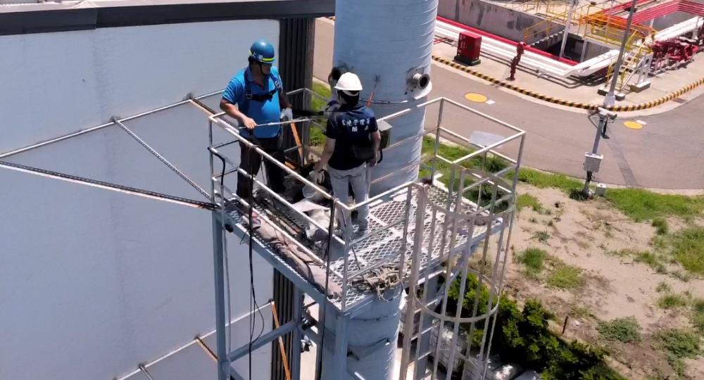 執行排放管道廢氣採樣檢測.jpg