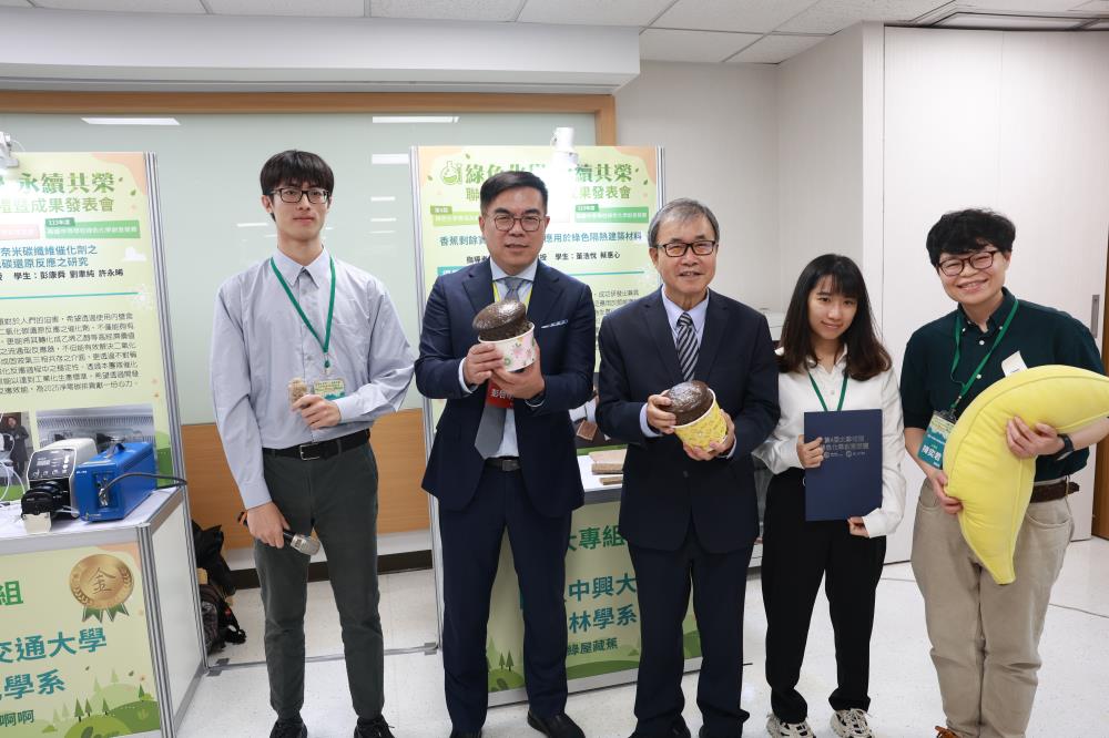 參訪大專組金牌攤位.JPG