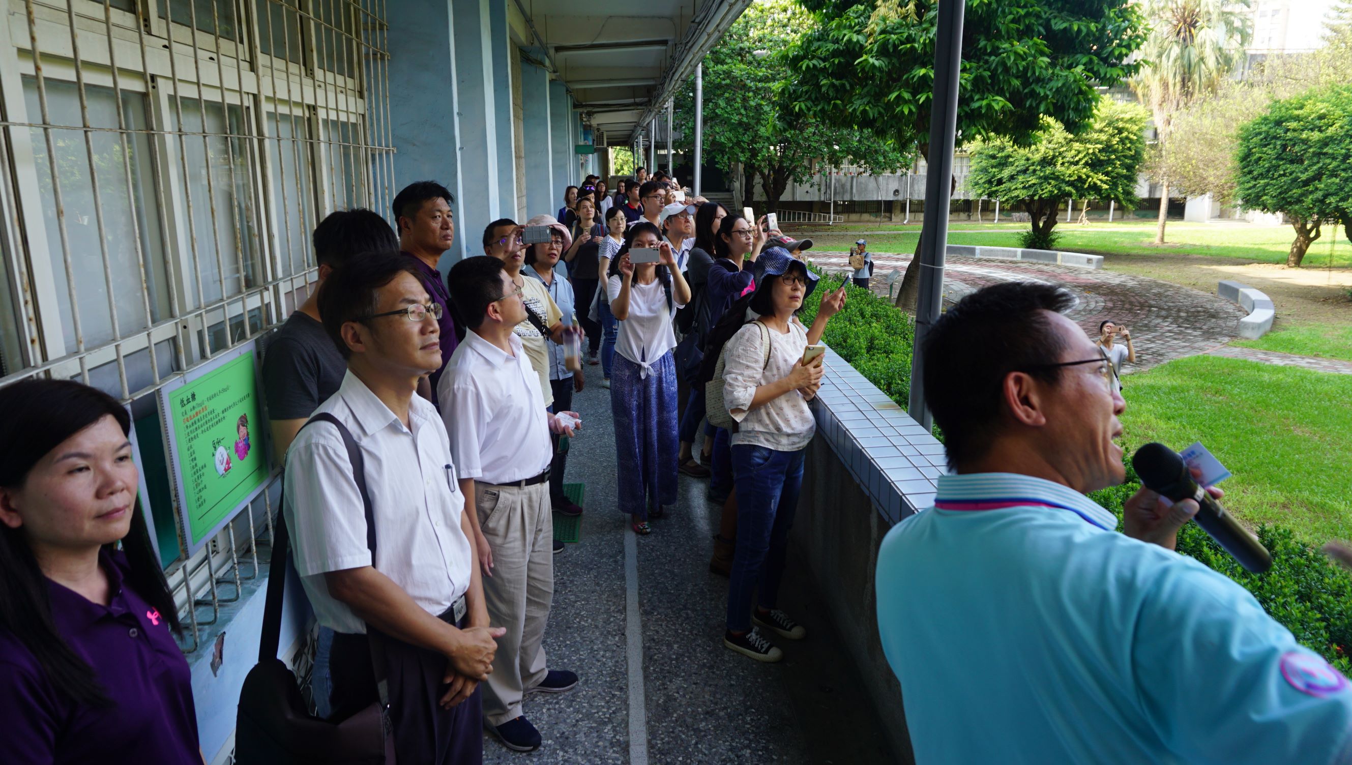 1080828照片-觀摩高雄市楠梓國小清淨空氣綠牆.jpg