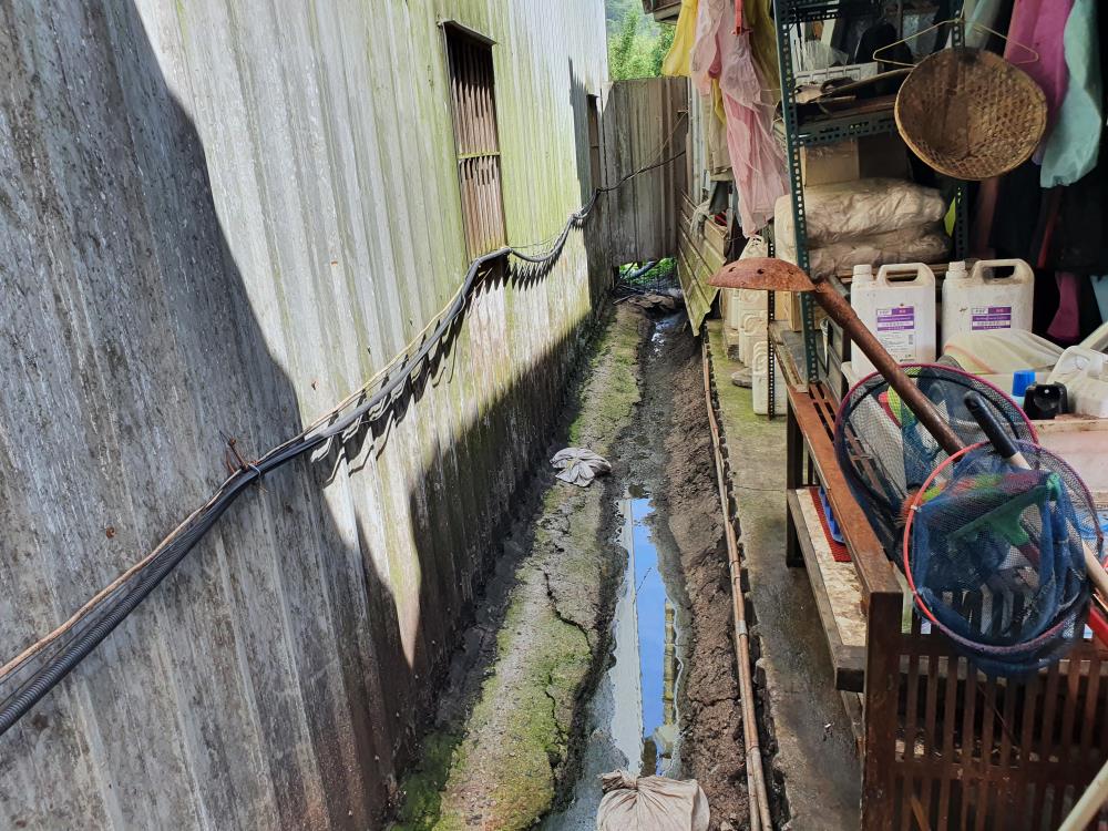 業者將廢棄物由場內溝渠傾倒後流往景美溪.jpg