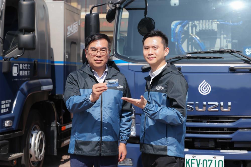 彭部長實地走訪竹北市清潔隊向竹北市長鄭朝方瞭解清潔服務升級經驗