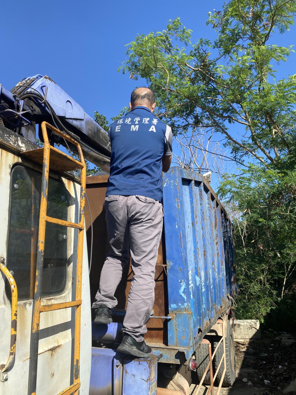 環管署人員確認違法車輛載運廢棄物樣態_0.jpg