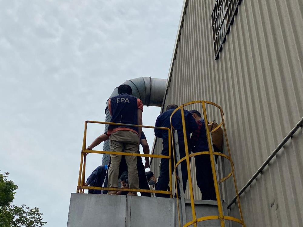 查核空污防制設備活性碳吸附塔操作情形.jpg