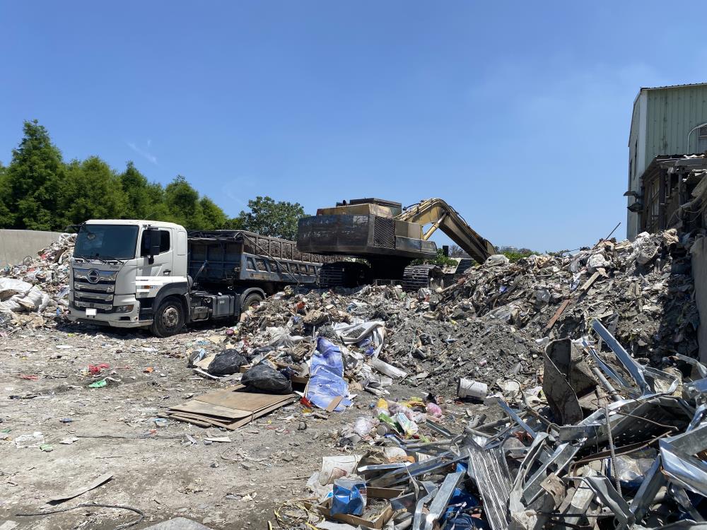 臺中市西屯區非法廢棄物轉運站.jpg