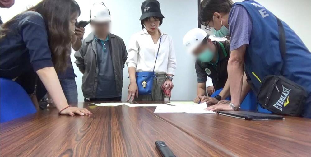 檢察官帶隊搜索廢棄物處理業.jpg