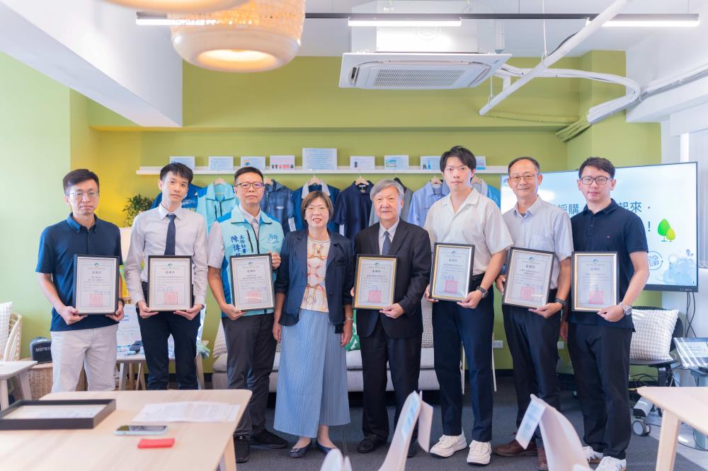 中：循環署賴瑩瑩署長，採購單位及其供應商左到右：衛福部彰化老人養護中心、遠東SOGO百貨、桃園市政府海岸及資源循環工程處、富勝紡織、新光紡織、台灣中油煉製所、華得來公司.jpg