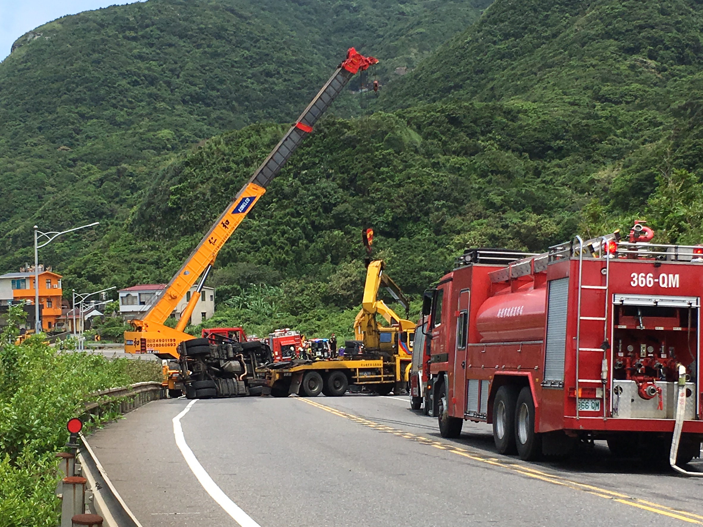 1050710新聞相片-吊車到場消防戒護.jpg