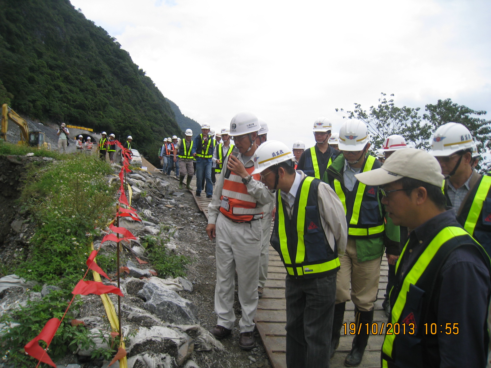 署長沈世宏訪視蘇花改漢本遺址.JPG