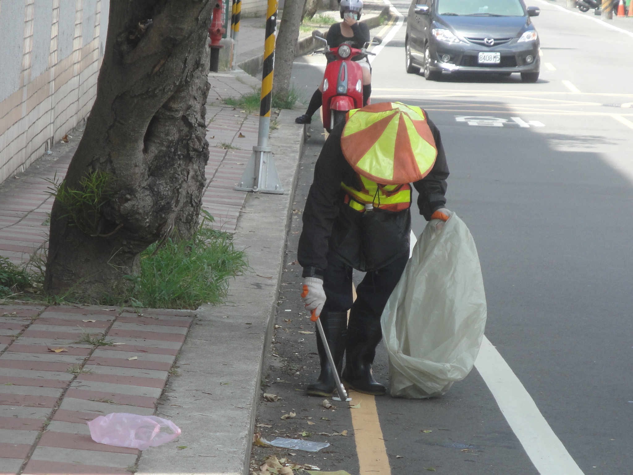 清潔隊員沿路撿拾垃圾.JPG