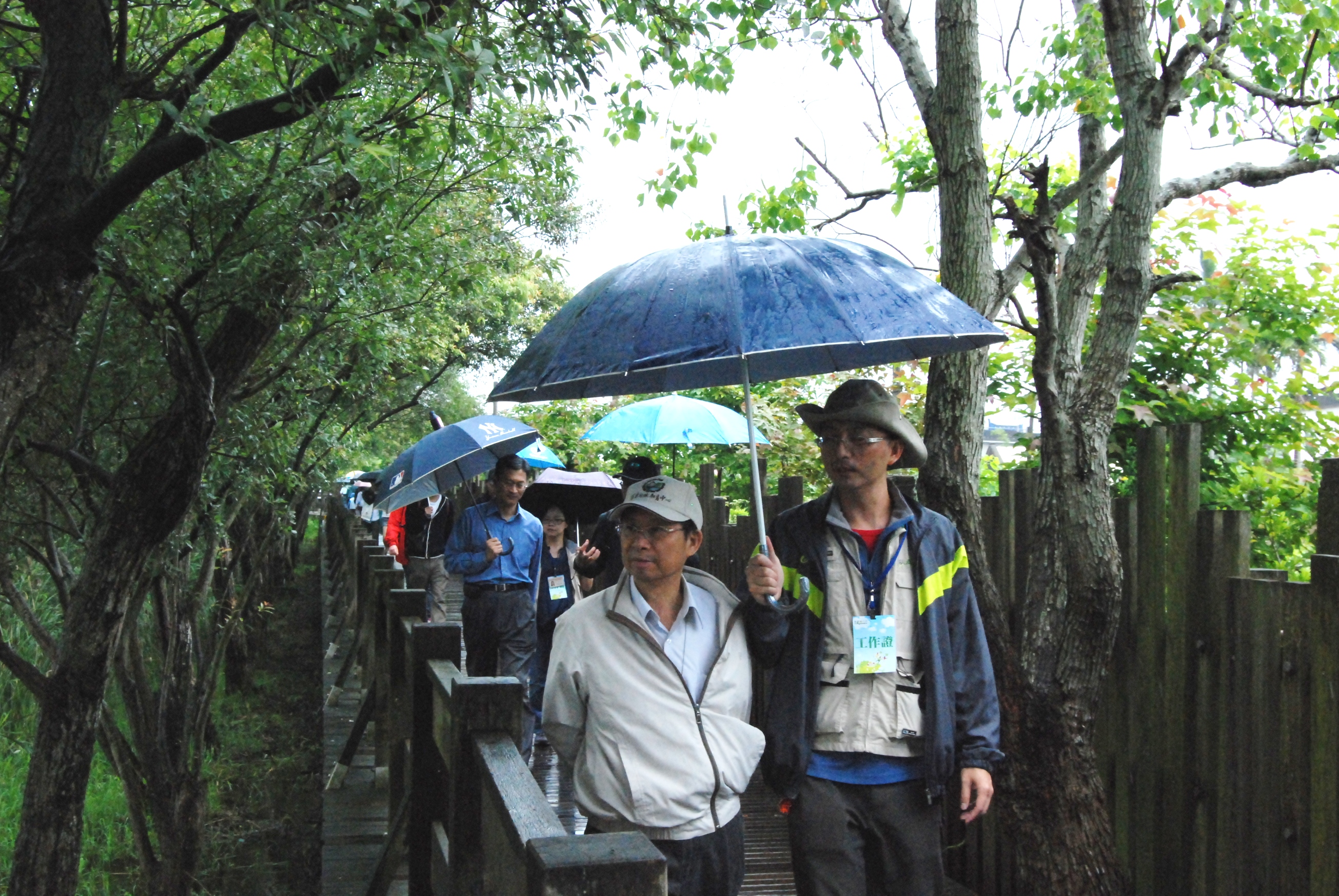 DSC_0637沈世宏署長由林務局人員導覽參觀園區.jpg