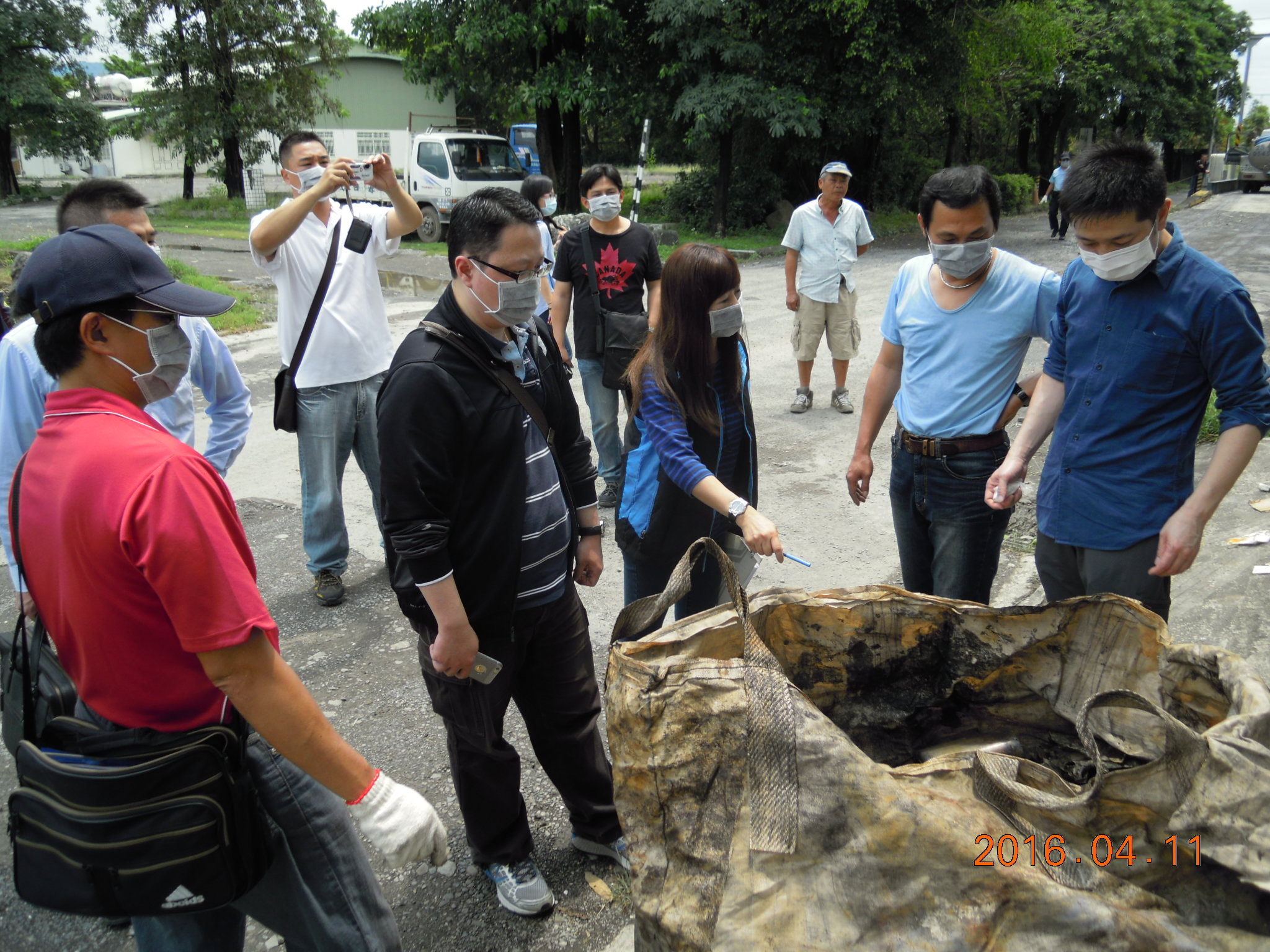 於廢棄物暫置點會同正○○能源公司人員指認廢棄物情形1.jpg