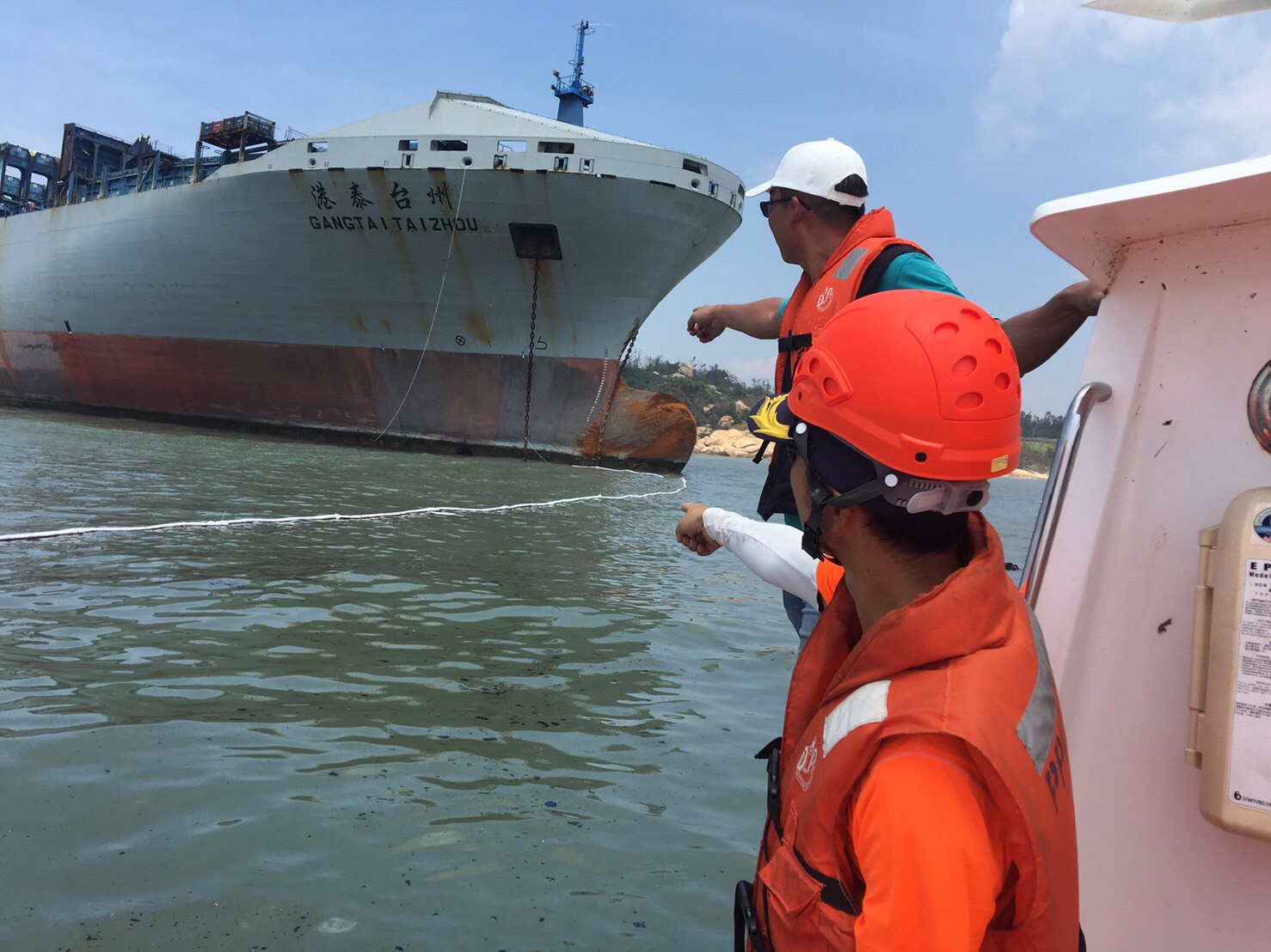 海巡署在擱淺於金門的港泰台州號周圍布設攔油索.jpg