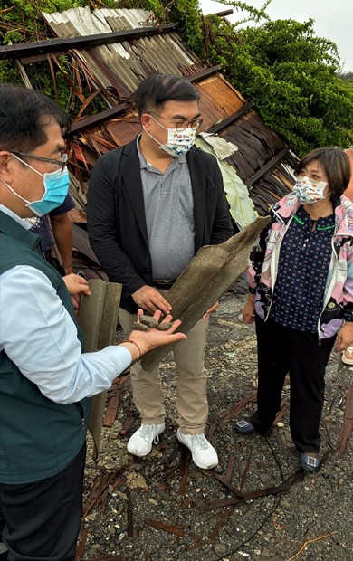 114年7月19日彭部長率隊前往災區了解石綿建物損壞狀況.jpg