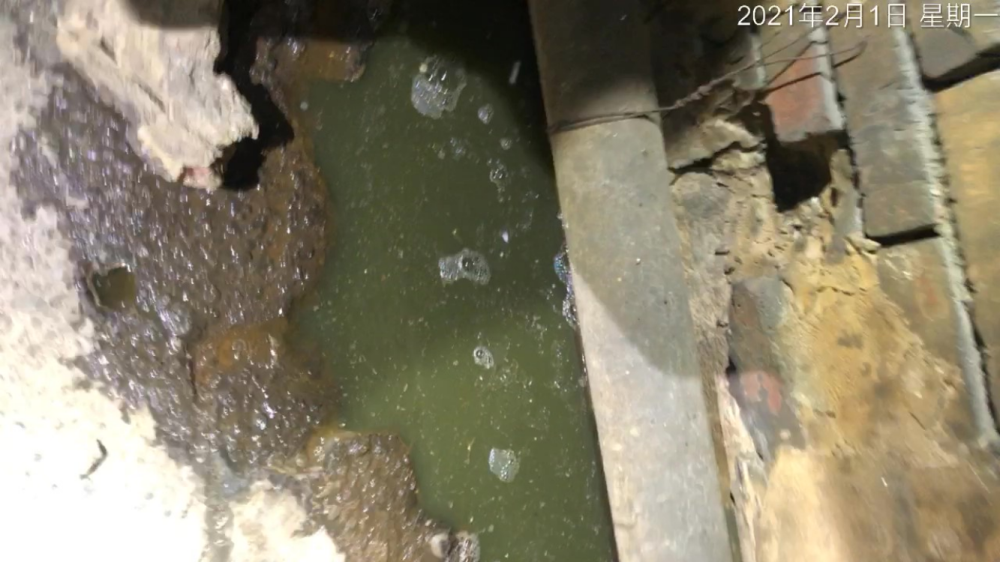 繞排至廠後方水溝之廢水呈黃綠色.png