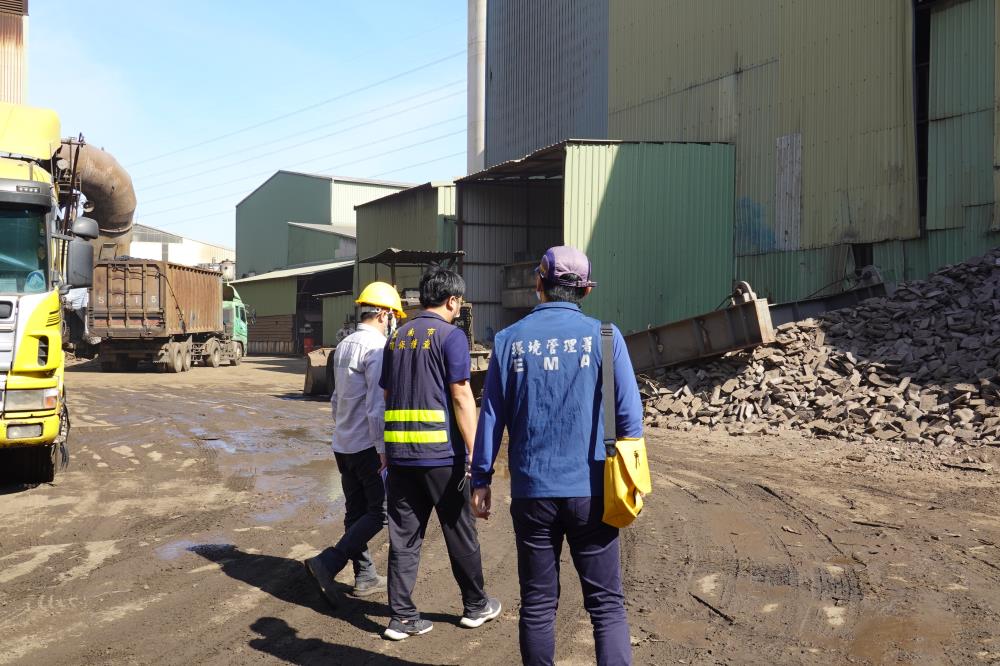 環境管理署會同臺南市環保局聯合稽查鋼鐵廠.JPG