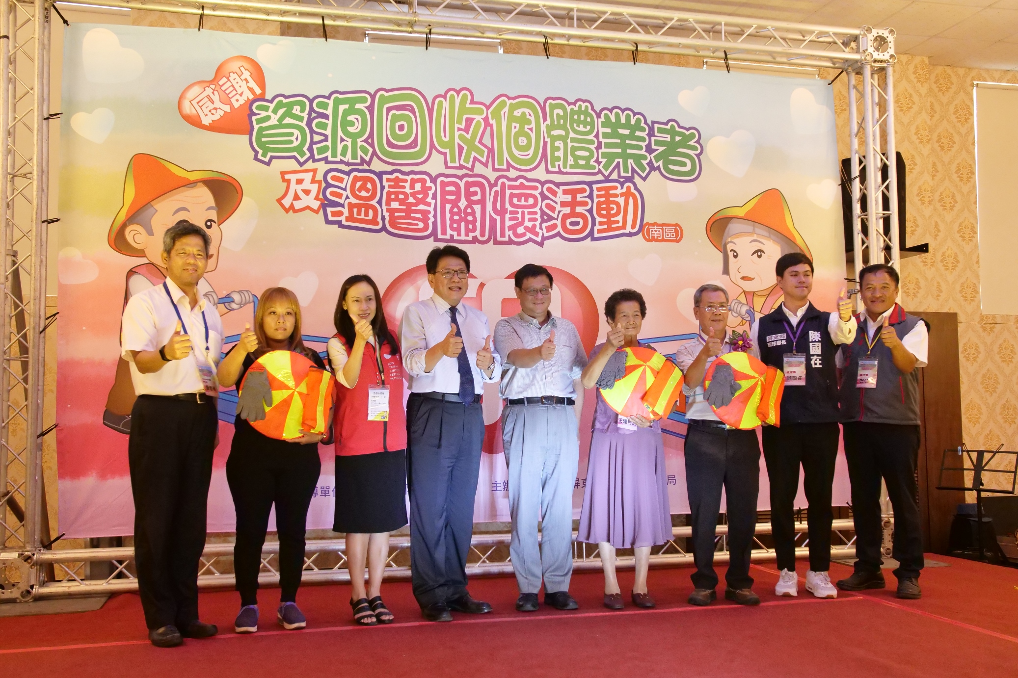 1081002新聞相片-張子敬署長、潘孟安縣長致贈個體業者工作防護配備與代表合影.JPG