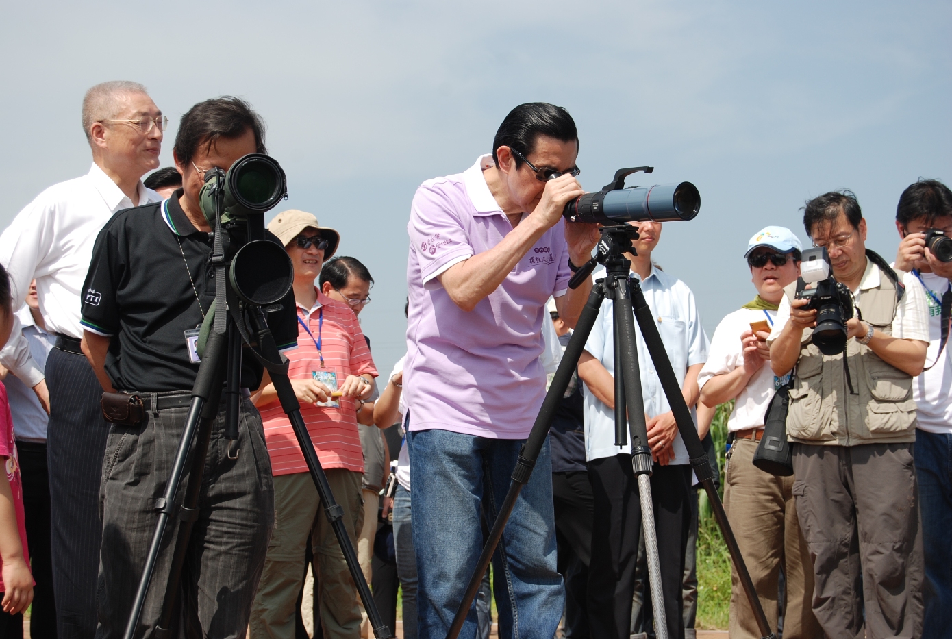 1000605新聞相片--馬英九總統及沈世宏署長觀看淡水河口濕地生態DSC_1337new.JPG