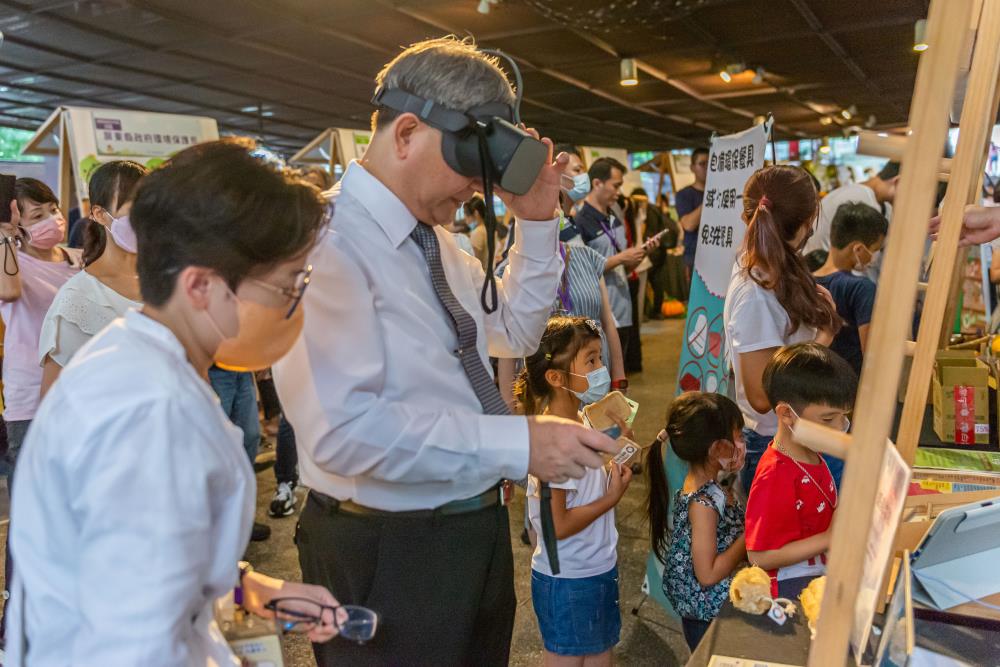 沈志修副署長透過VR體驗如何減少海洋塑膠污染.jpg