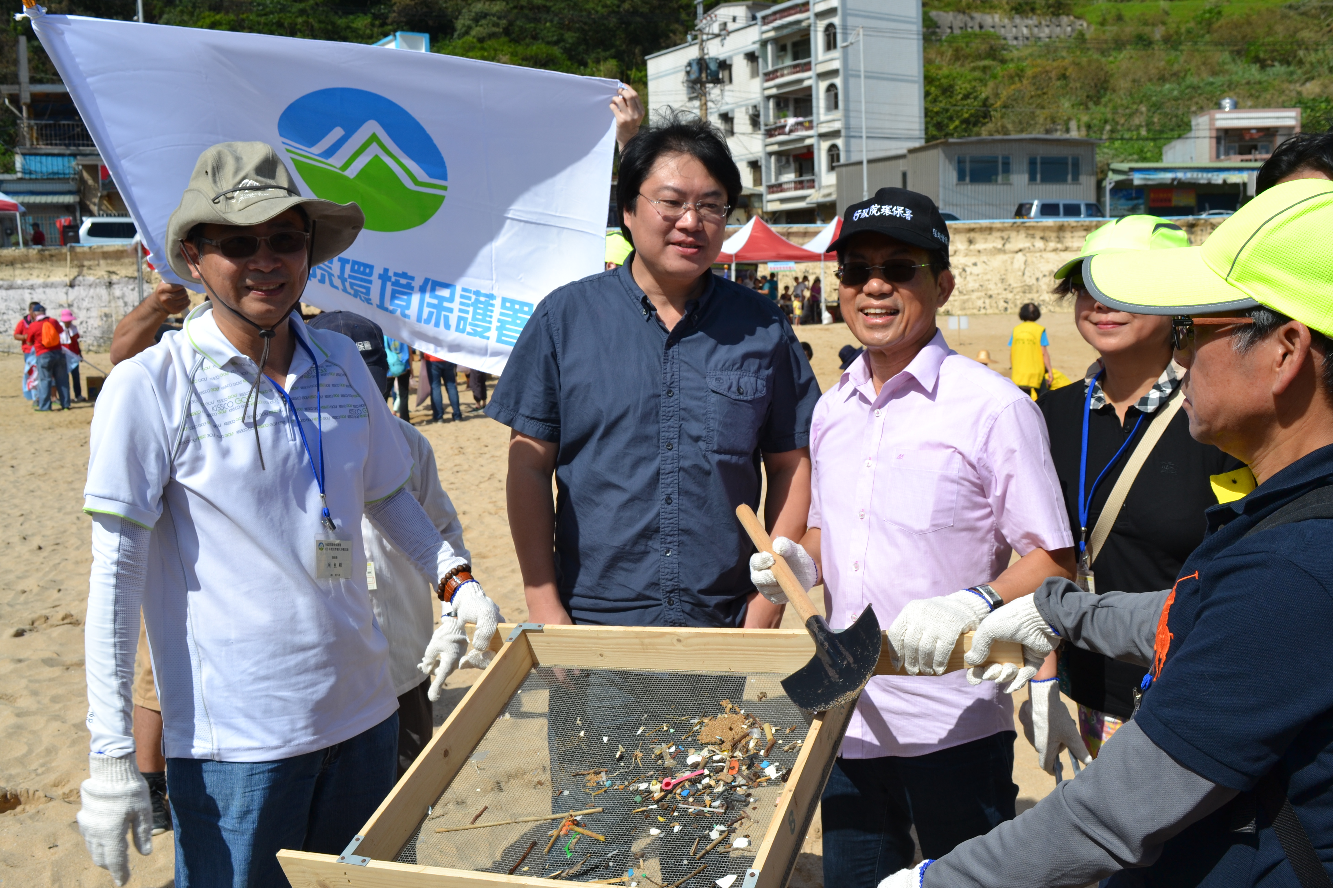 沙灘中過篩出許多塑膠、玻璃碎片及漂流木屑.JPG