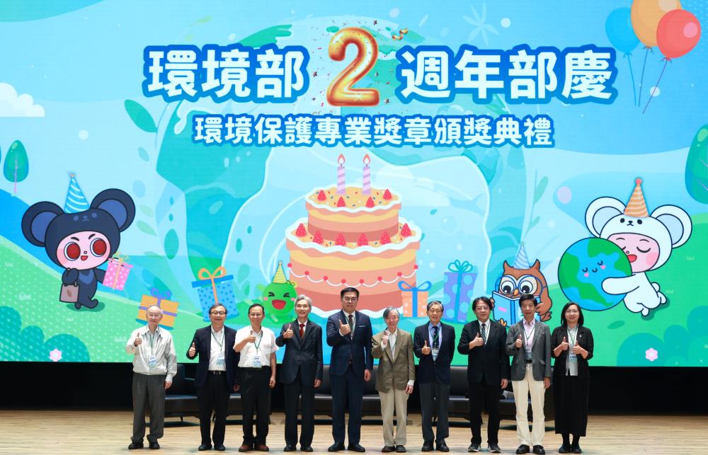 1140822_彭啓明部長_左5_與卸任長官合照留念.JPG