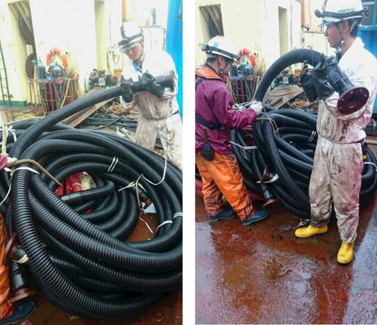 重油抽油管線運上事故船後，需以人工方式進行布設準備抽油作業.jpg