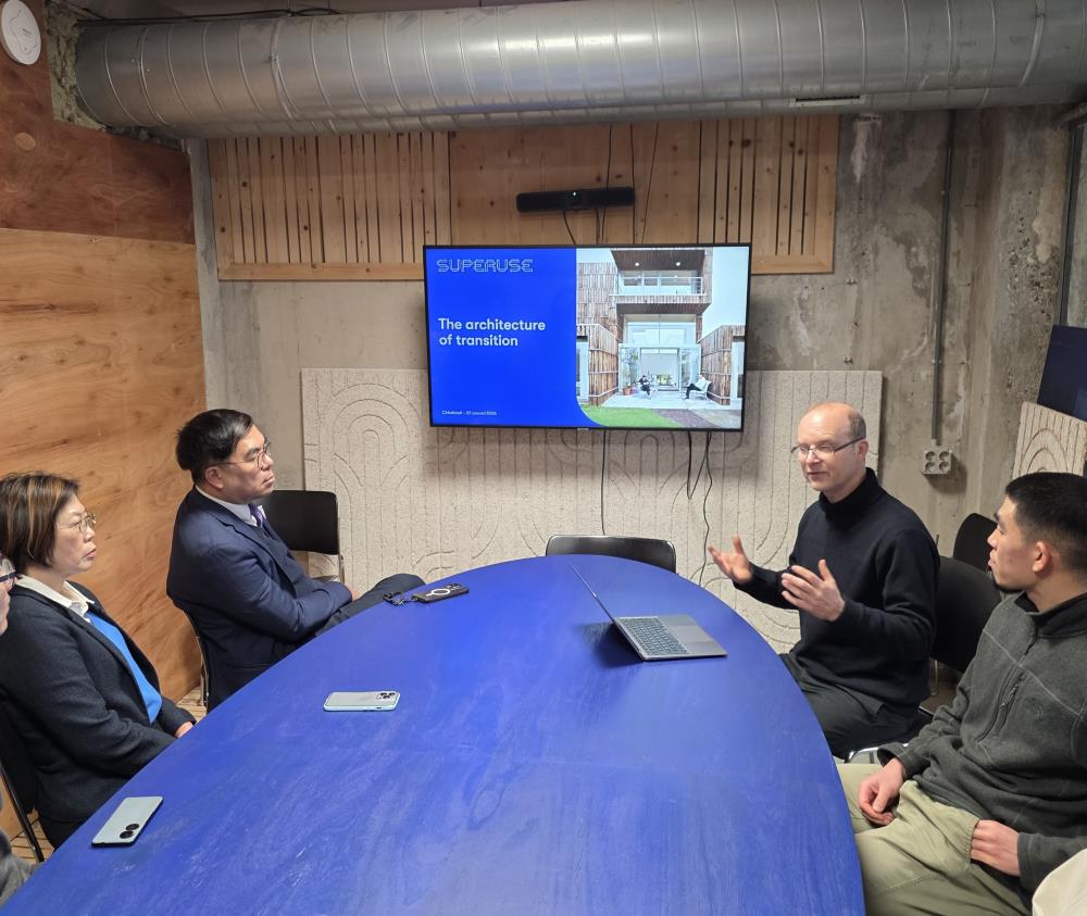 3_部長與荷蘭SUPERUSE團隊討論循環建築.jpg