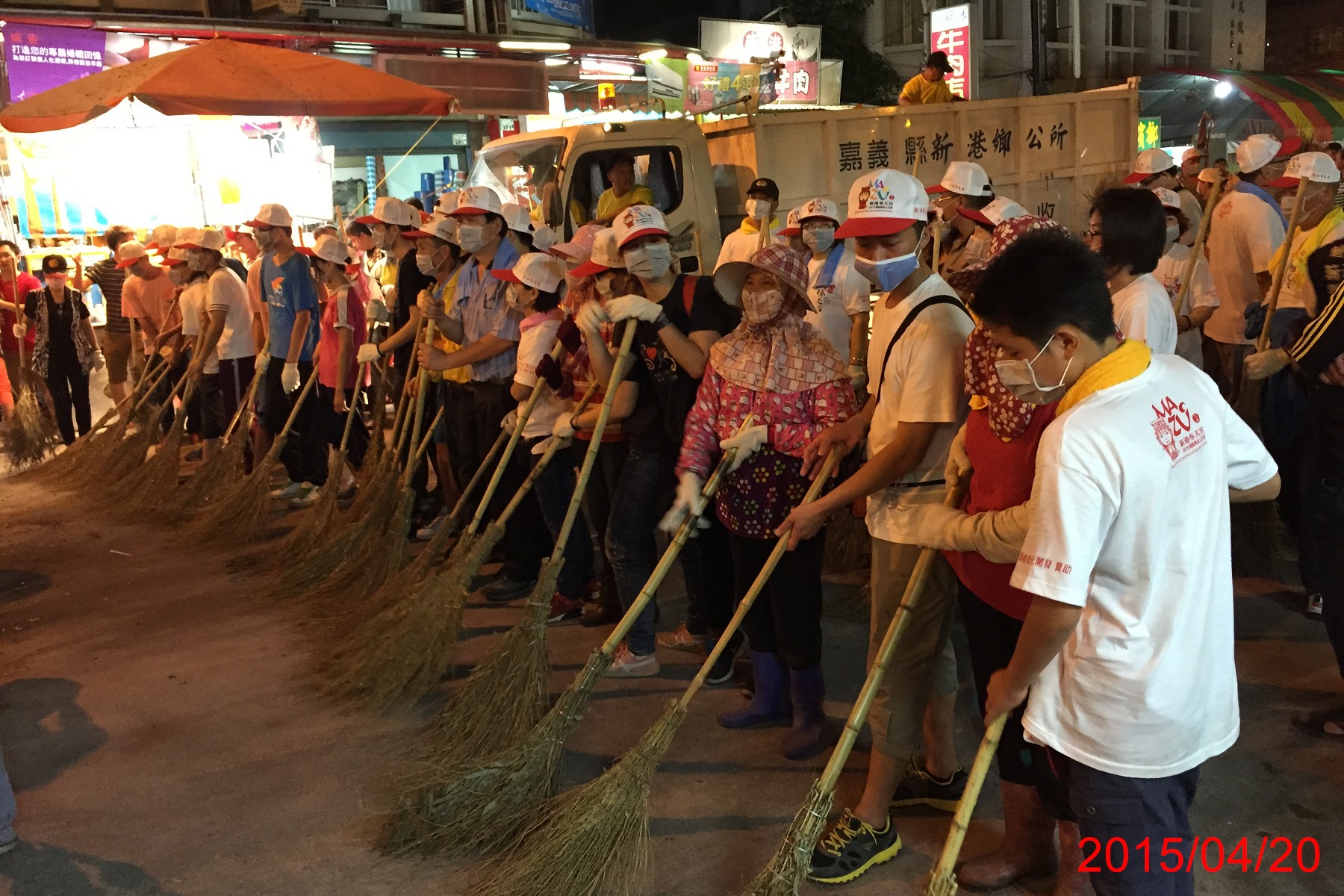 嘉義縣-結合志工協助清掃鑾轎經過街道.jpg