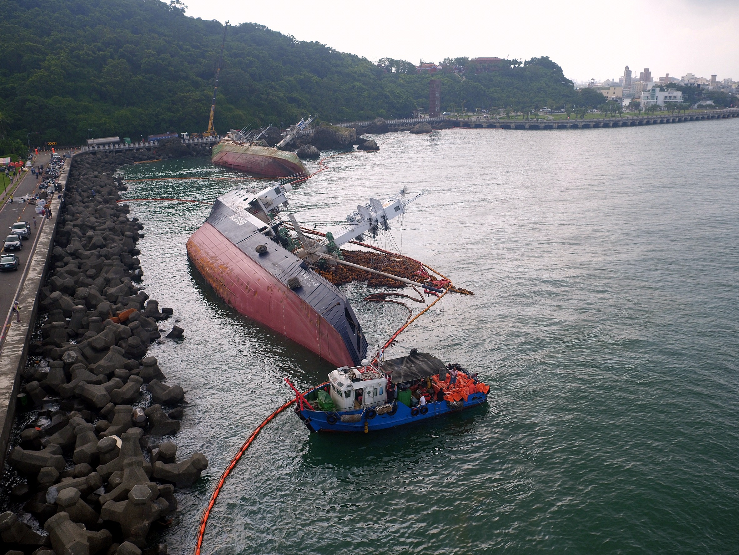 高雄西子灣擱淺漁船空拍畫面.jpg