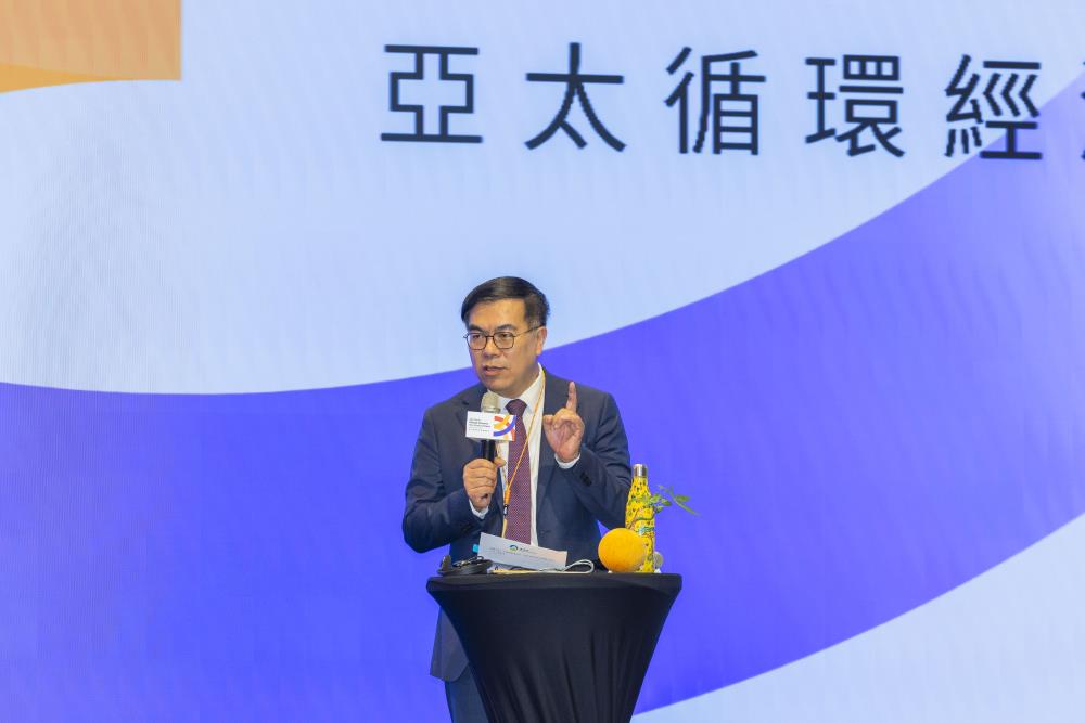 環境部彭啓明部長蒞臨分享，並首度公開《臺灣循環經濟路徑圖》草案，說明臺灣將如何結合政策、產業與金融工具，從資源回收推進至循環經濟體系.jpg