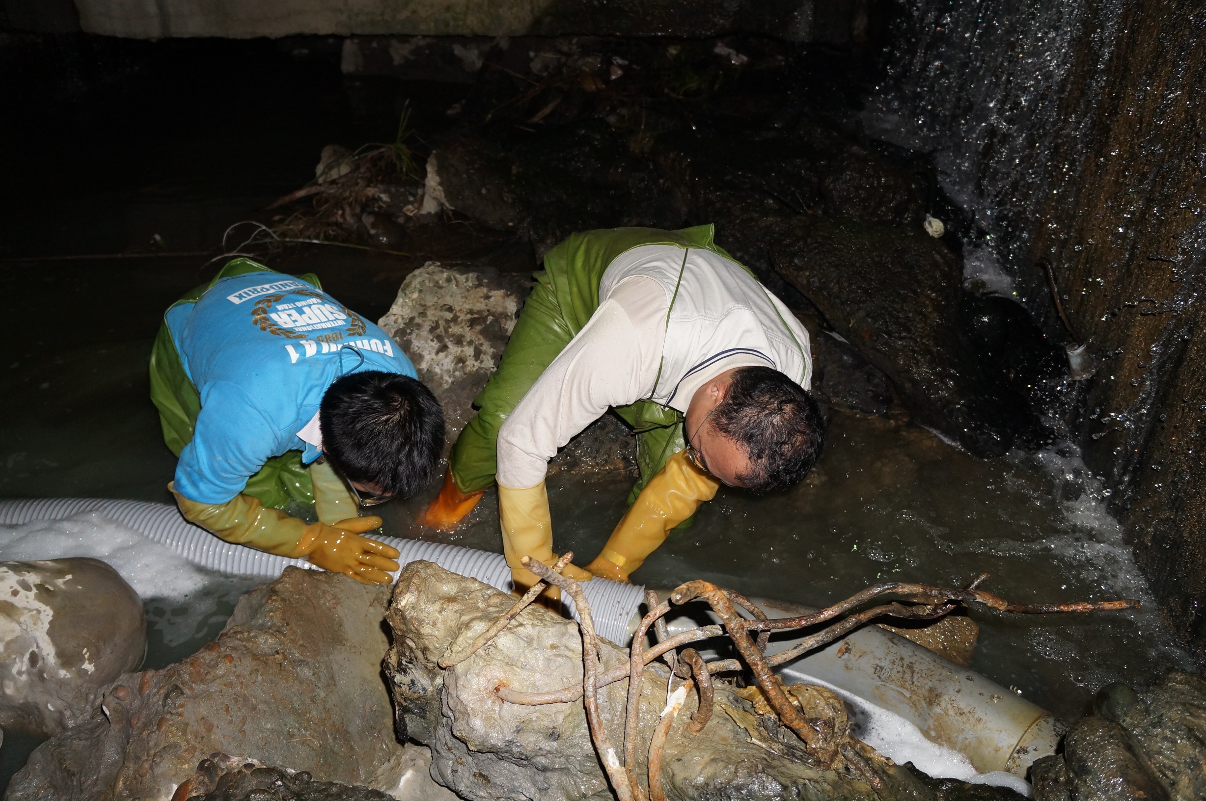 照片1督察人員會同檢察官以軟管導引電鍍廢水勘驗流量.JPG