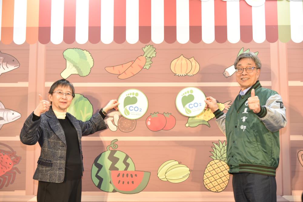 環境部陳淑玲主任秘書與農業部陳駿季部長共同為農產品貼上碳足跡標籤，象徵更多的碳足跡農產品在市面上讓消費者看見.jpg