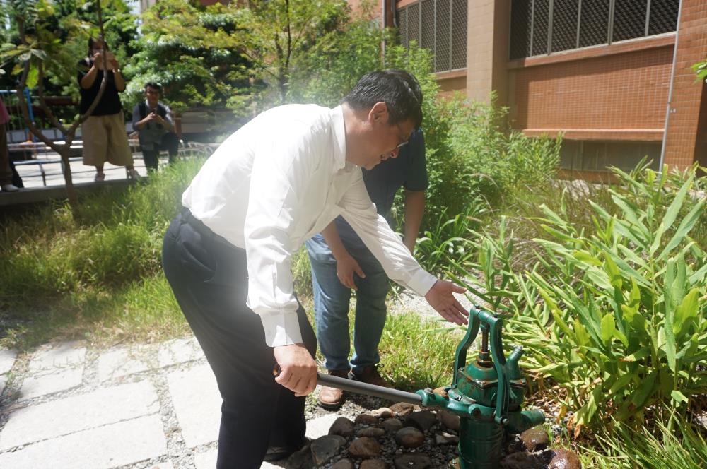 1090717新聞相片_張子敬署長操作手動泵浦澆灌花園.jpg